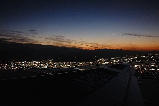 飛行機機内からの徳島の夕景